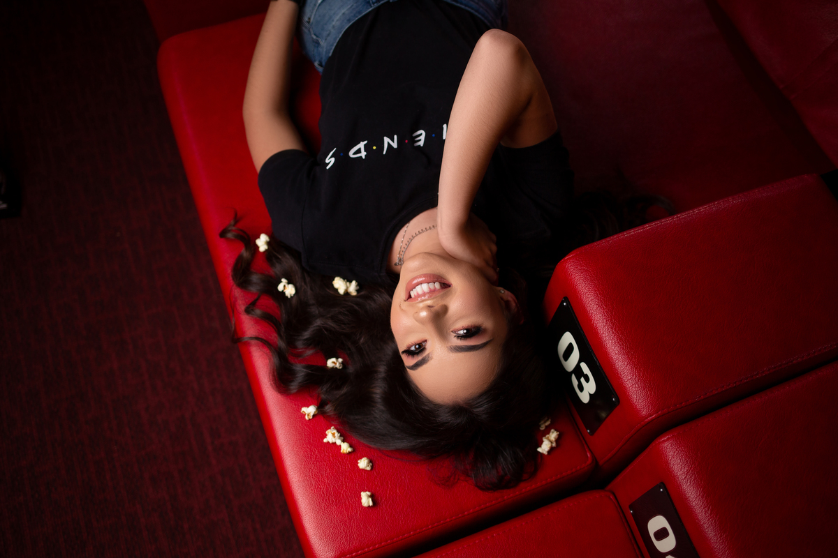 Book dos 15, Cinema, praia de Torres/RS Debutante, inspiração, ideias, vestido, make, cabelo cacheado, Selfie Gramado. Album, Ararangua, morro dos conventos, verão, praia. Fotógrafa, fotografia, quinze anos, Gramado, Canela