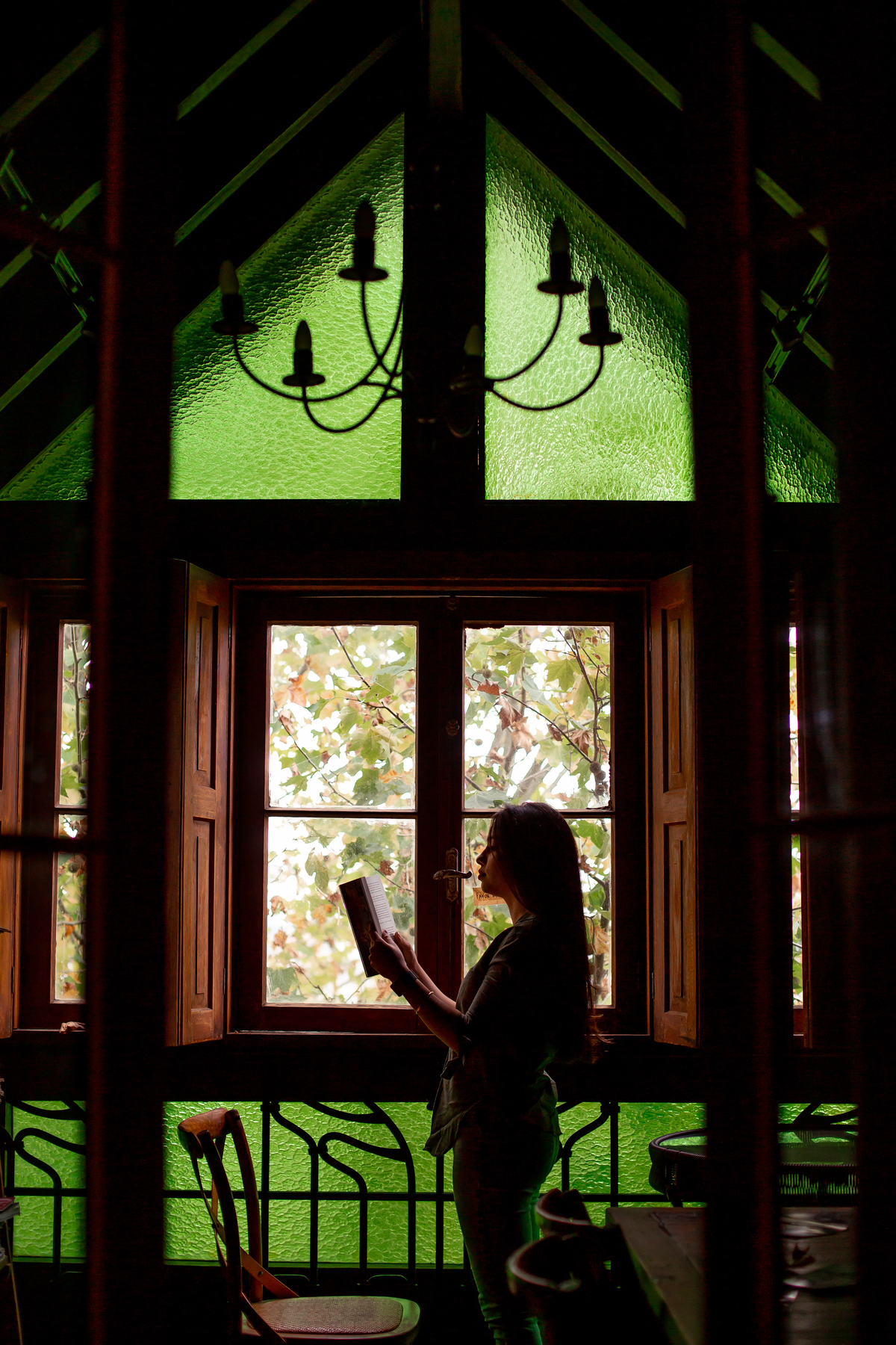 Book dos 15, Biblioteca, livros, São Francisco de Paula, RS. Serra Gaúcha. Debutante, inspiração, ideias, vestido, make, cabelo cacheado, Selfie Gramado. Album, inverno, cenário, banheira. Fotógrafa, fotografia, quinze anos, Gramado, Canela