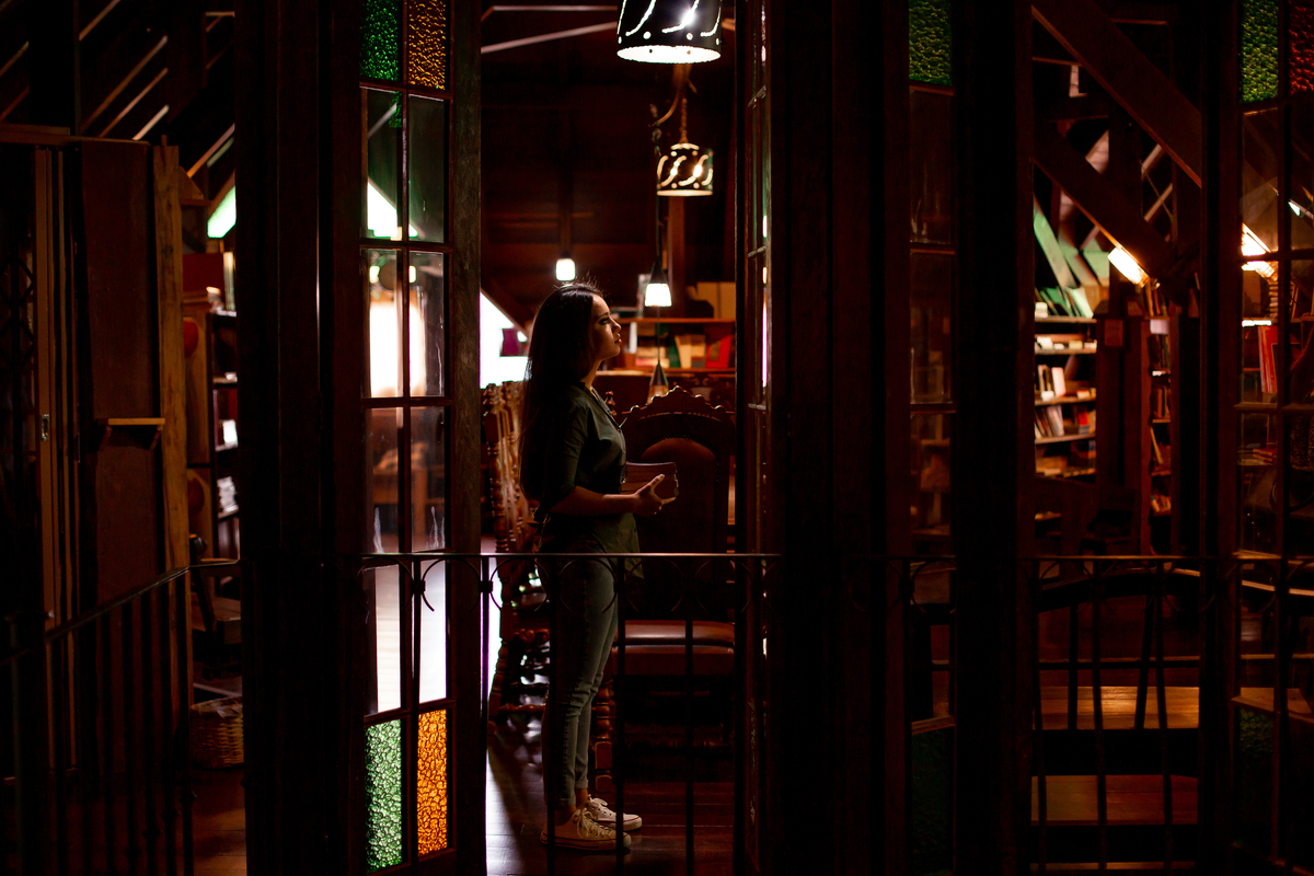 Book dos 15, Biblioteca, livros, São Francisco de Paula, RS. Serra Gaúcha. Debutante, inspiração, ideias, vestido, make, cabelo cacheado, Selfie Gramado. Album, inverno, cenário, banheira. Fotógrafa, fotografia, quinze anos, Gramado, Canela