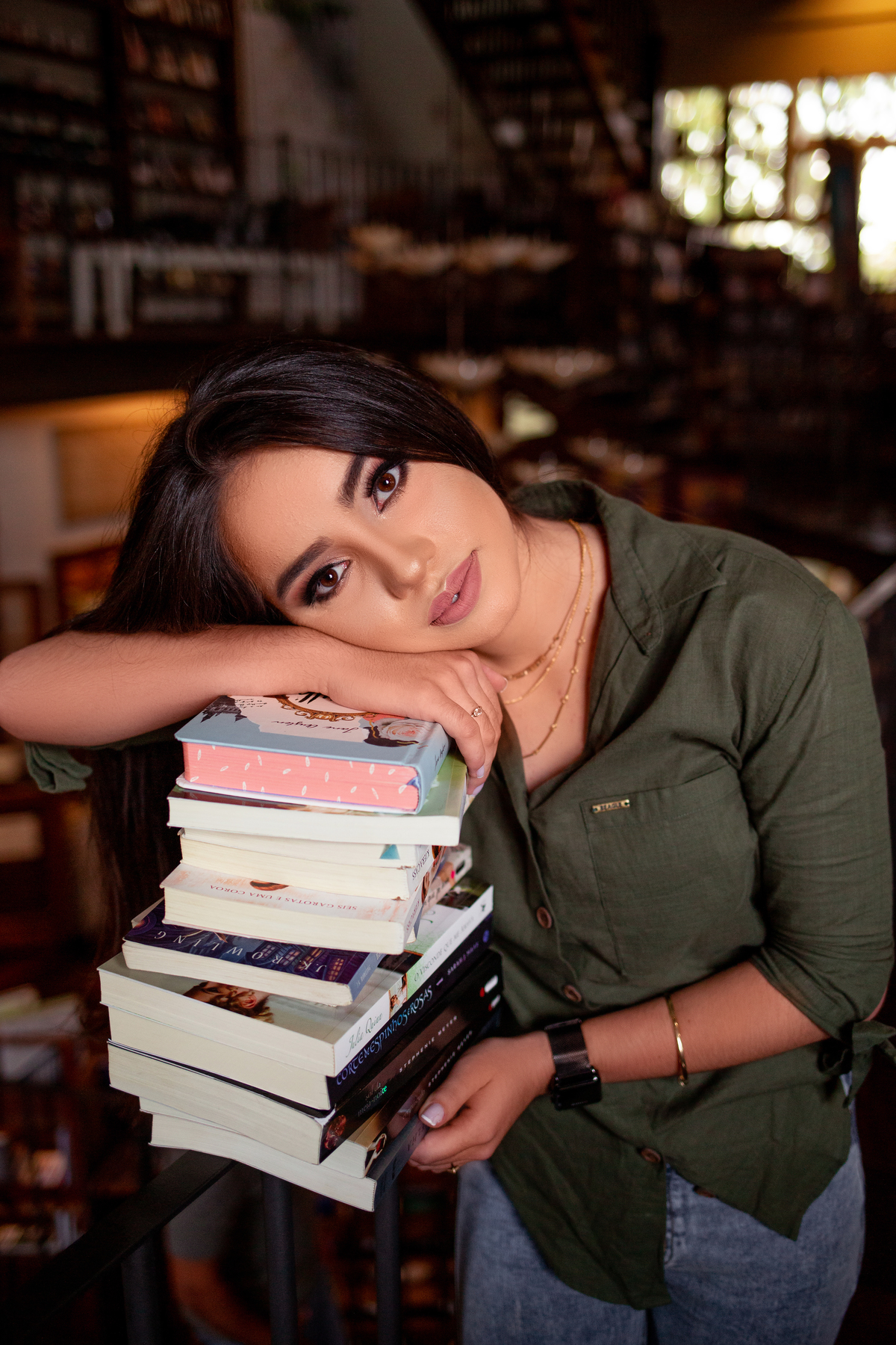 Book dos 15, Biblioteca, livros, São Francisco de Paula, RS. Serra Gaúcha. Debutante, inspiração, ideias, vestido, make, cabelo cacheado, Selfie Gramado. Album, inverno, cenário, banheira. Fotógrafa, fotografia, quinze anos, Gramado, Canela