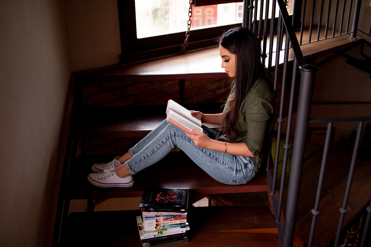 Book dos 15, Biblioteca, livros, São Francisco de Paula, RS. Serra Gaúcha. Debutante, inspiração, ideias, vestido, make, cabelo cacheado, Selfie Gramado. Album, inverno, cenário, banheira. Fotógrafa, fotografia, quinze anos, Gramado, Canela
