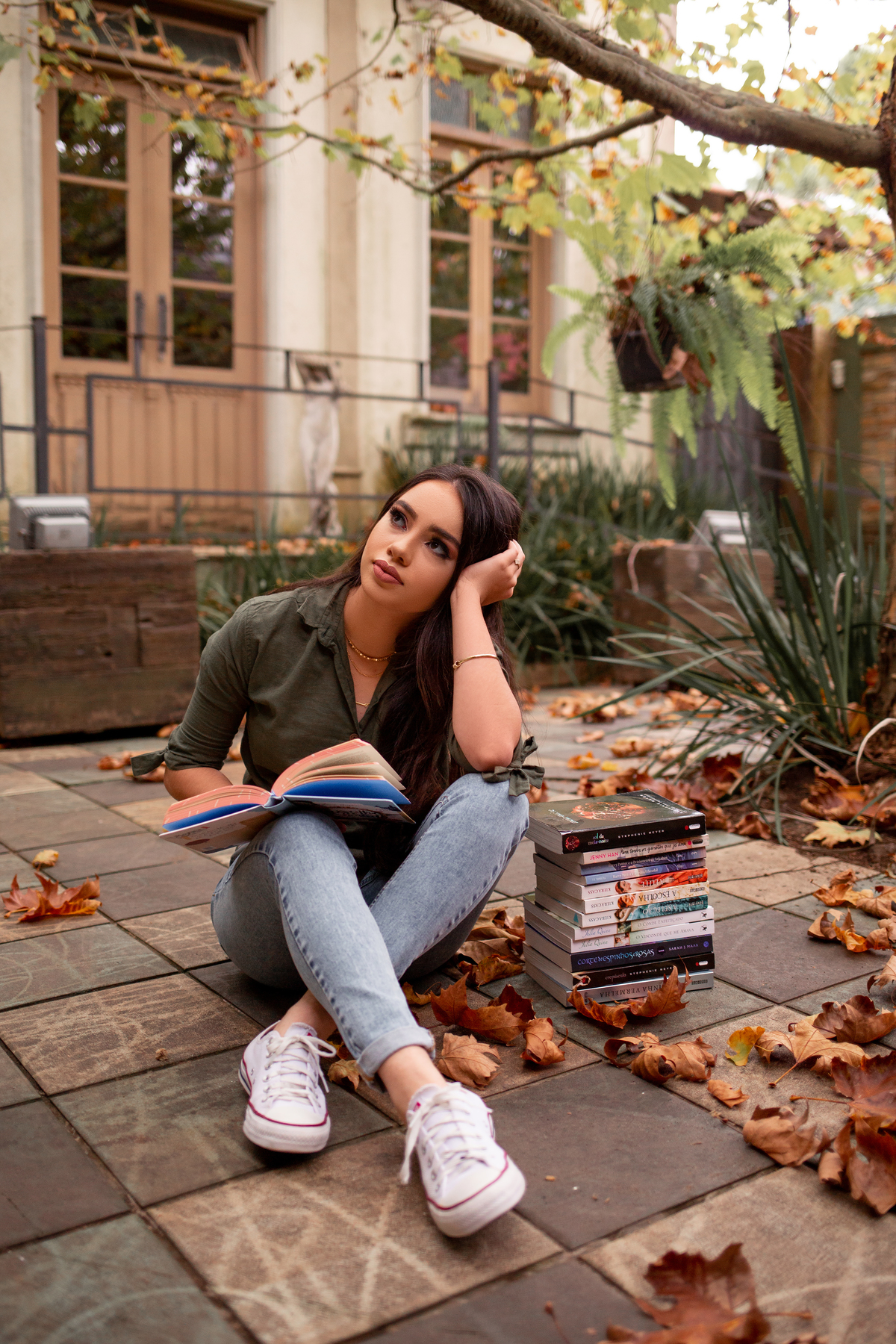 Book dos 15, Biblioteca, livros, São Francisco de Paula, RS. Serra Gaúcha. Debutante, inspiração, ideias, vestido, make, cabelo cacheado, Selfie Gramado. Album, inverno, cenário, banheira. Fotógrafa, fotografia, quinze anos, Gramado, Canela