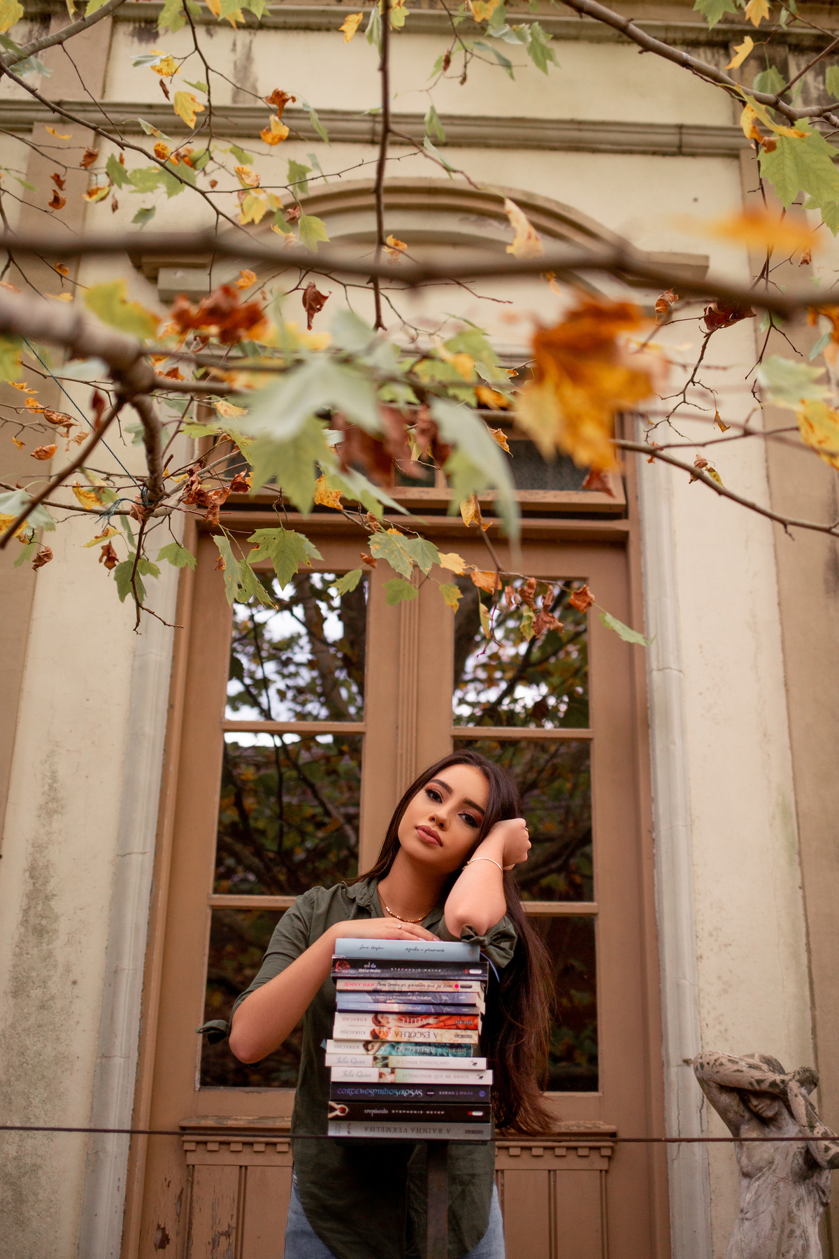 Book dos 15, Biblioteca, livros, São Francisco de Paula, RS. Serra Gaúcha. Debutante, inspiração, ideias, vestido, make, cabelo cacheado, Selfie Gramado. Album, inverno, cenário, banheira. Fotógrafa, fotografia, quinze anos, Gramado, Canela