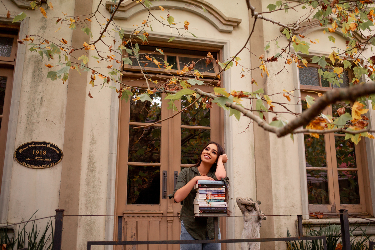 Book dos 15, Biblioteca, livros, São Francisco de Paula, RS. Serra Gaúcha. Debutante, inspiração, ideias, vestido, make, cabelo cacheado, Selfie Gramado. Album, inverno, cenário, banheira. Fotógrafa, fotografia, quinze anos, Gramado, Canela