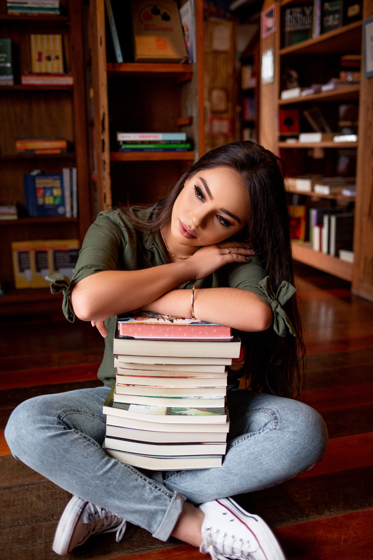 Book dos 15, Biblioteca, livros, São Francisco de Paula, RS. Serra Gaúcha. Debutante, inspiração, ideias, vestido, make, cabelo cacheado, Selfie Gramado. Album, inverno, cenário, banheira. Fotógrafa, fotografia, quinze anos, Gramado, Canela
