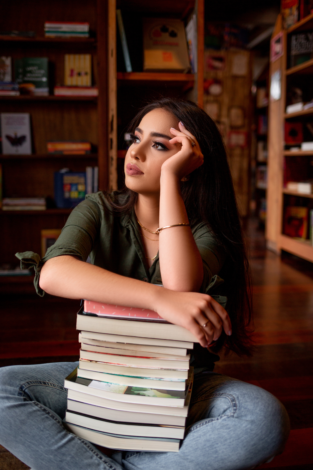 Book dos 15, Biblioteca, livros, São Francisco de Paula, RS. Serra Gaúcha. Debutante, inspiração, ideias, vestido, make, cabelo cacheado, Selfie Gramado. Album, inverno, cenário, banheira. Fotógrafa, fotografia, quinze anos, Gramado, Canela