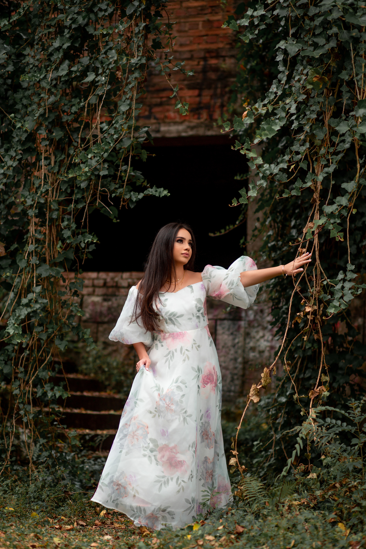 Book dos 15, Biblioteca, livros, São Francisco de Paula, RS. Serra Gaúcha. Debutante, inspiração, ideias, vestido, make, cabelo cacheado, Selfie Gramado. Album, inverno, cenário, banheira. Fotógrafa, fotografia, quinze anos, Gramado, Canela