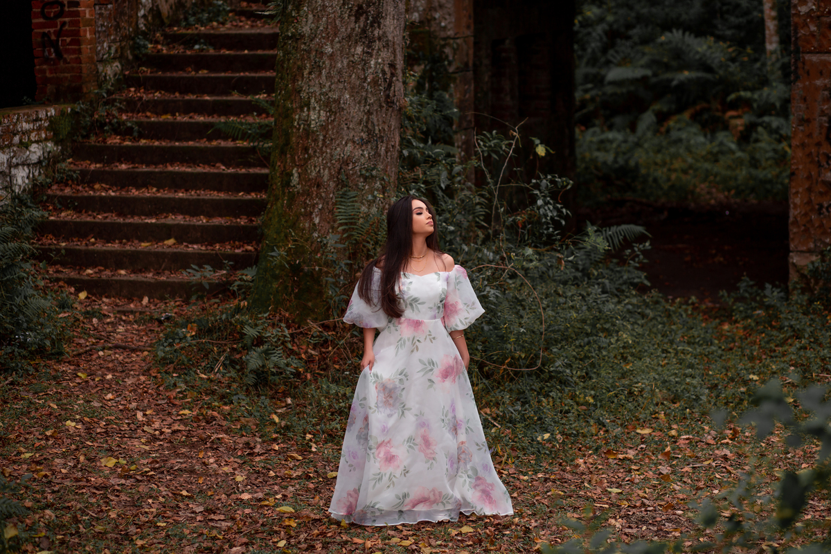 Book dos 15, Biblioteca, livros, São Francisco de Paula, RS. Serra Gaúcha. Debutante, inspiração, ideias, vestido, make, cabelo cacheado, Selfie Gramado. Album, inverno, cenário, banheira. Fotógrafa, fotografia, quinze anos, Gramado, Canela