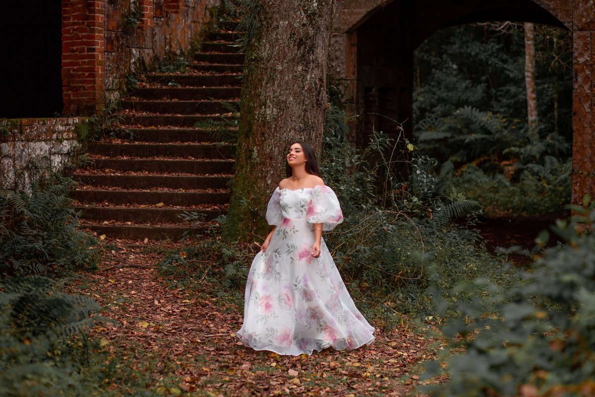 Book dos 15, Biblioteca, livros, São Francisco de Paula, RS. Serra Gaúcha. Debutante, inspiração, ideias, vestido, make, cabelo cacheado, Selfie Gramado. Album, inverno, cenário, banheira. Fotógrafa, fotografia, quinze anos, Gramado, Canela
