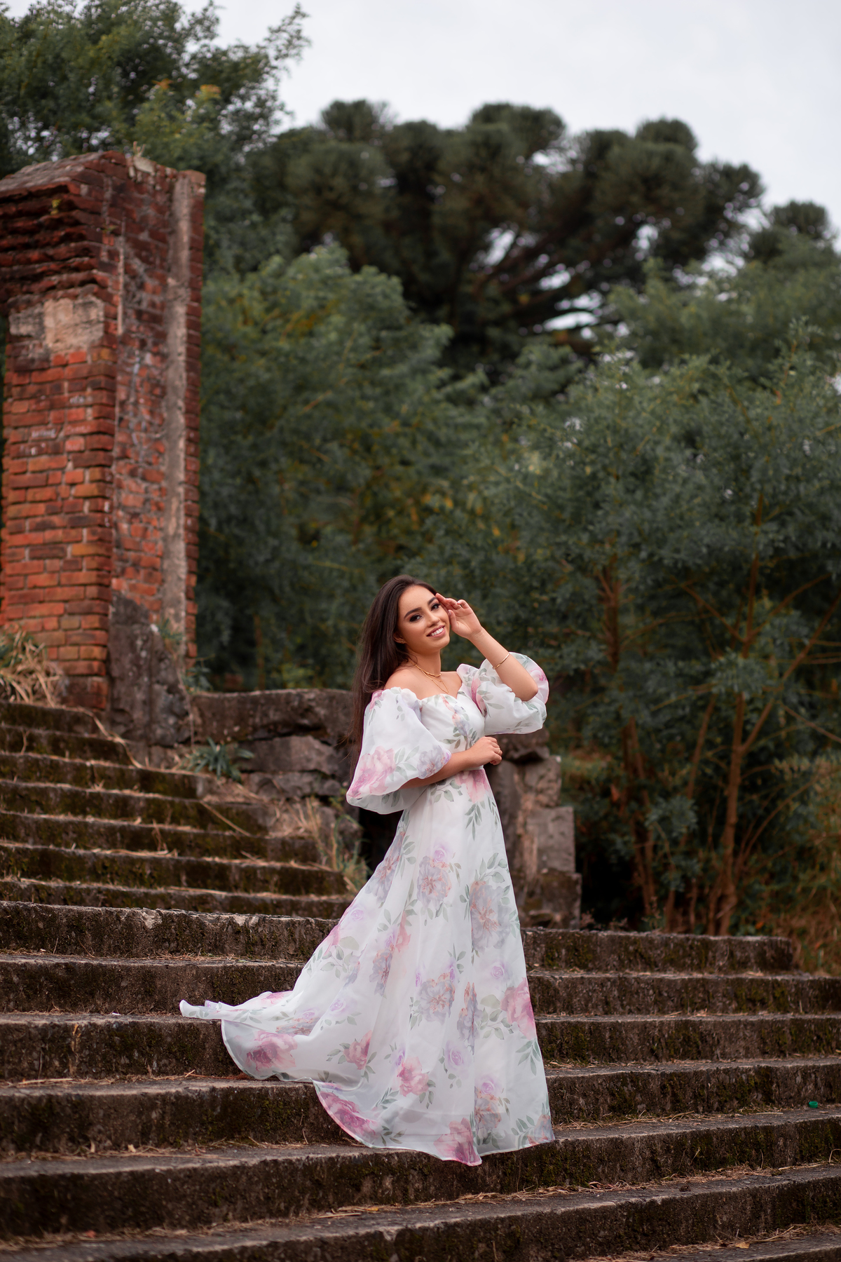 Book dos 15, Biblioteca, livros, São Francisco de Paula, RS. Serra Gaúcha. Debutante, inspiração, ideias, vestido, make, cabelo cacheado, Selfie Gramado. Album, inverno, cenário, banheira. Fotógrafa, fotografia, quinze anos, Gramado, Canela