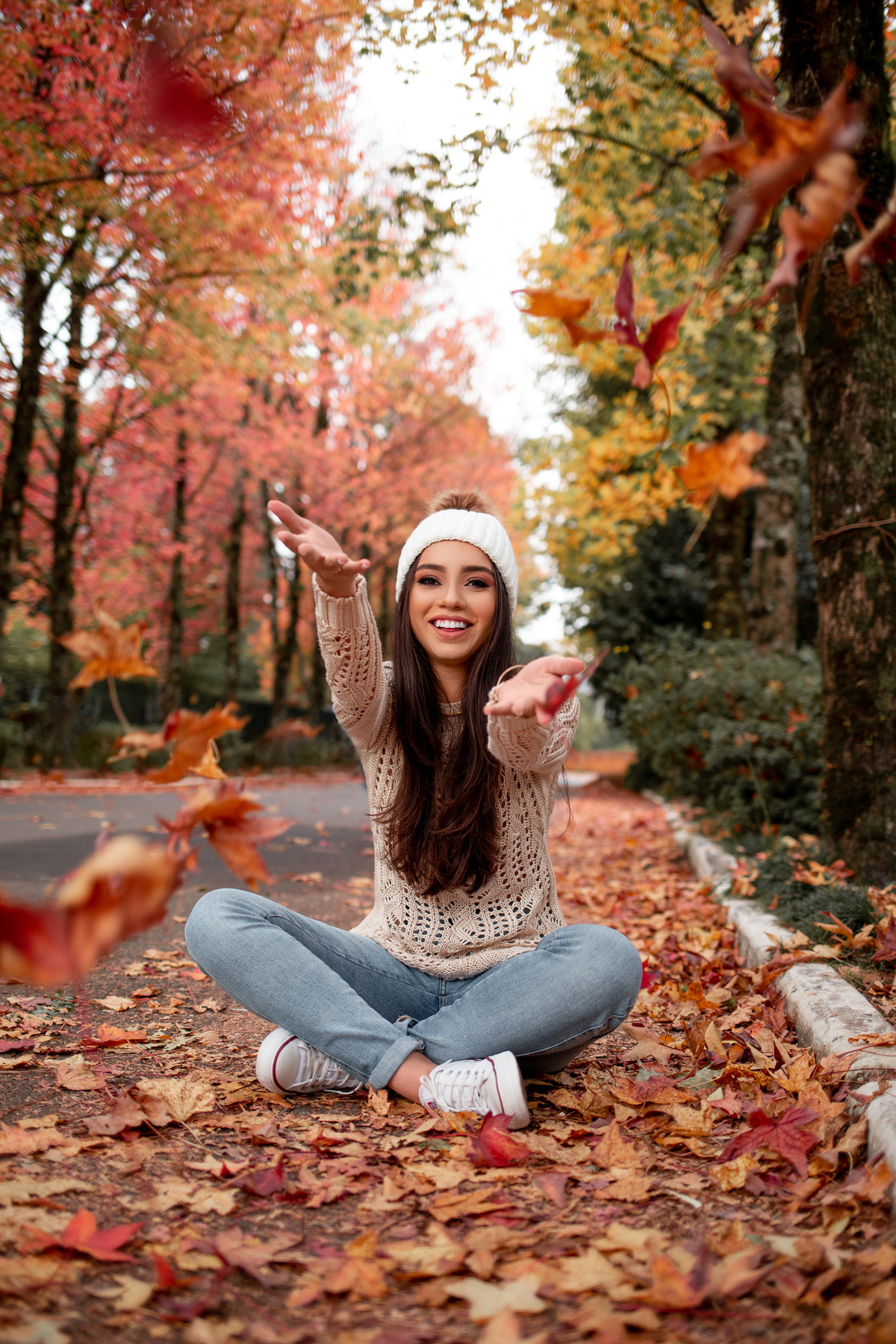 Book dos 15, Biblioteca, livros, São Francisco de Paula, RS. Serra Gaúcha. Debutante, inspiração, ideias, vestido, make, cabelo cacheado, Selfie Gramado. Album, inverno, cenário, banheira. Fotógrafa, fotografia, quinze anos, Gramado, Canela