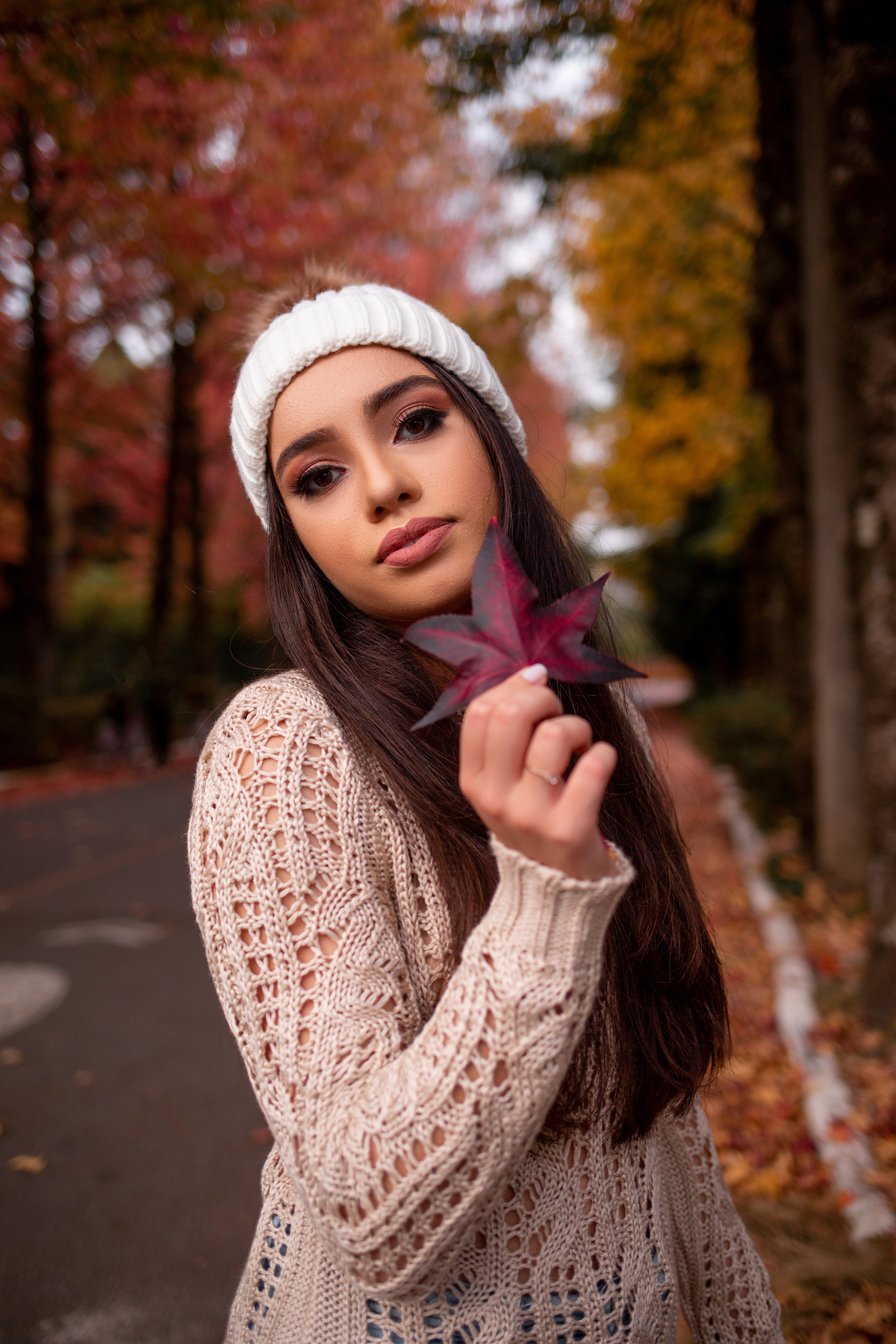 Book dos 15, Biblioteca, livros, São Francisco de Paula, RS. Serra Gaúcha. Debutante, inspiração, ideias, vestido, make, cabelo cacheado, Selfie Gramado. Album, inverno, cenário, banheira. Fotógrafa, fotografia, quinze anos, Gramado, Canela