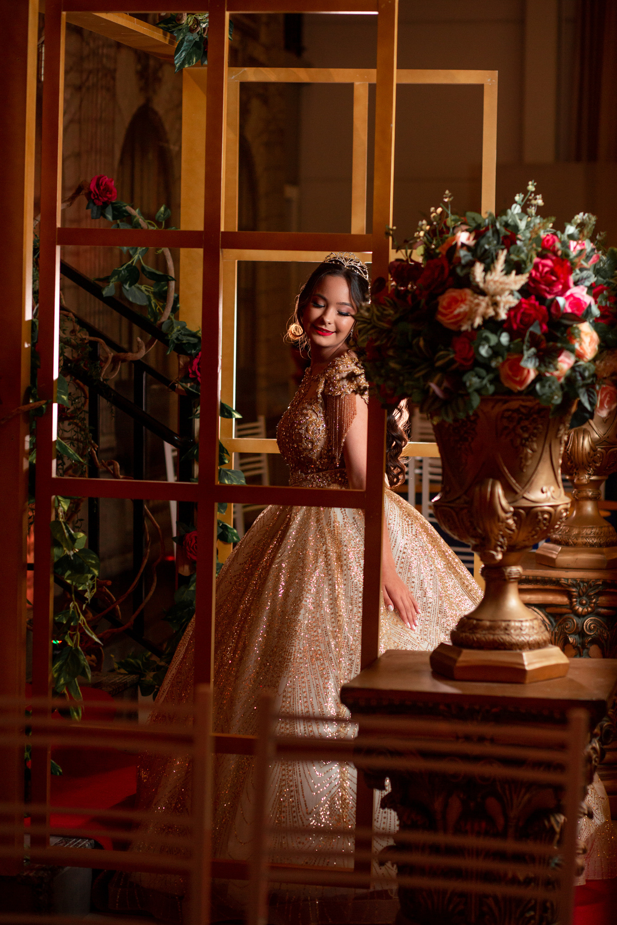 fotografia e Festa de 15 anos a Bela e a Fera, deocoração, disney, vestido de Bela, amerelo, rosas vermelhas, quinze anos, debuntante, ensaio de 15 anos, fantasia fera, balada de 15, Sítio do Cássio, Balnerario Gaivota, Sombrio, ararangua, Santa Cataria