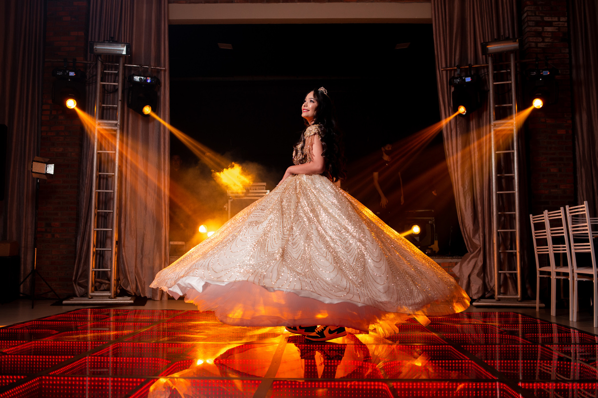 fotografia e Festa de 15 anos a Bela e a Fera, deocoração, disney, vestido de Bela, amerelo, rosas vermelhas, quinze anos, debuntante, ensaio de 15 anos, fantasia fera, balada de 15, Sítio do Cássio, Balnerario Gaivota, Sombrio, ararangua, Santa Cataria