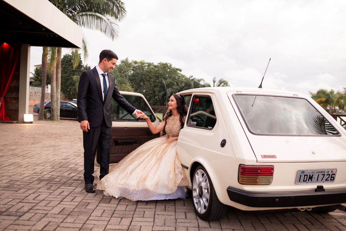 fotografia e Festa de 15 anos a Bela e a Fera, deocoração, disney, vestido de Bela, amerelo, rosas vermelhas, quinze anos, debuntante, ensaio de 15 anos, fantasia fera, balada de 15, Sítio do Cássio, Balnerario Gaivota, Sombrio, ararangua, Santa Cataria