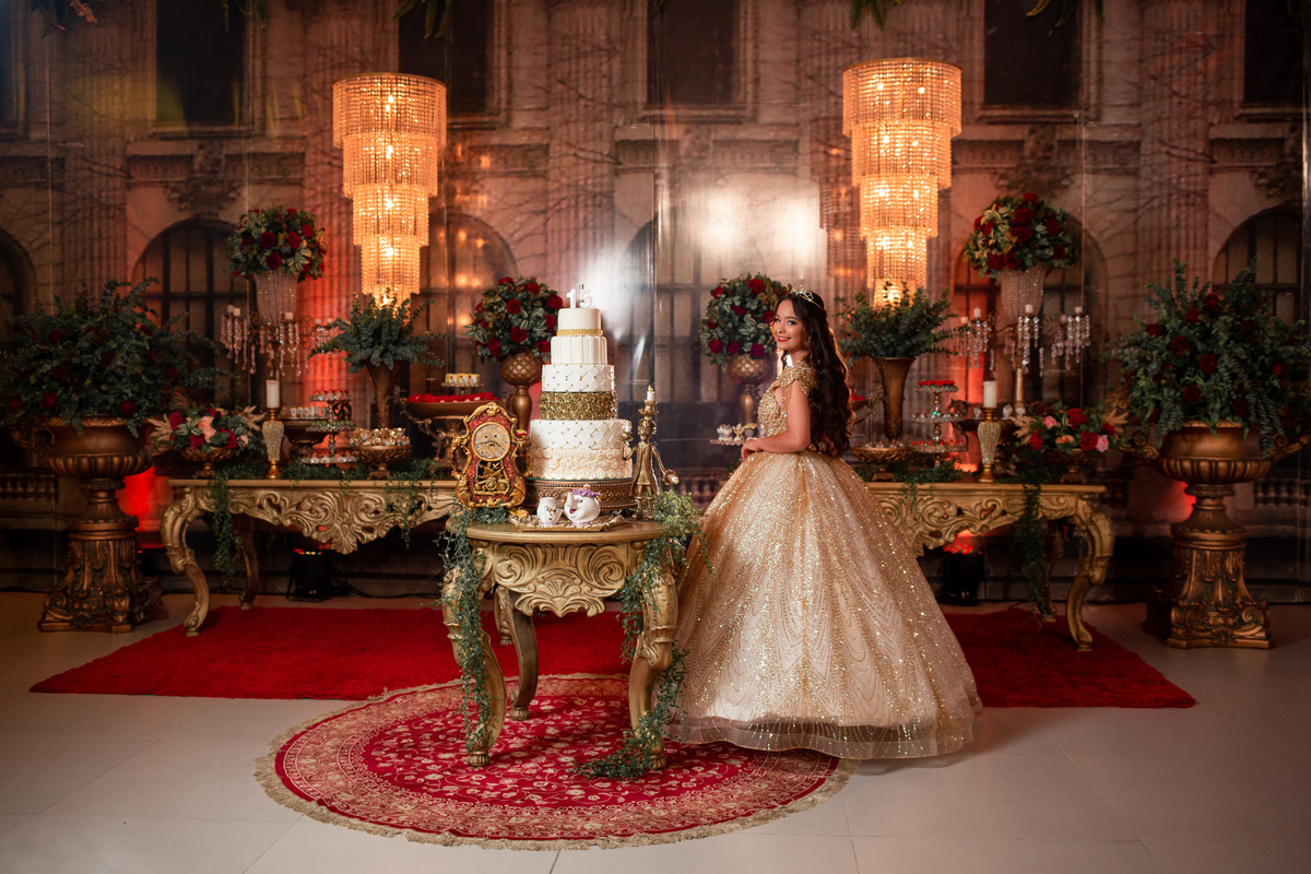 fotografia e Festa de 15 anos a Bela e a Fera, deocoração, disney, vestido de Bela, amerelo, rosas vermelhas, quinze anos, debuntante, ensaio de 15 anos, fantasia fera, balada de 15, Sítio do Cássio, Balnerario Gaivota, Sombrio, ararangua, Santa Cataria