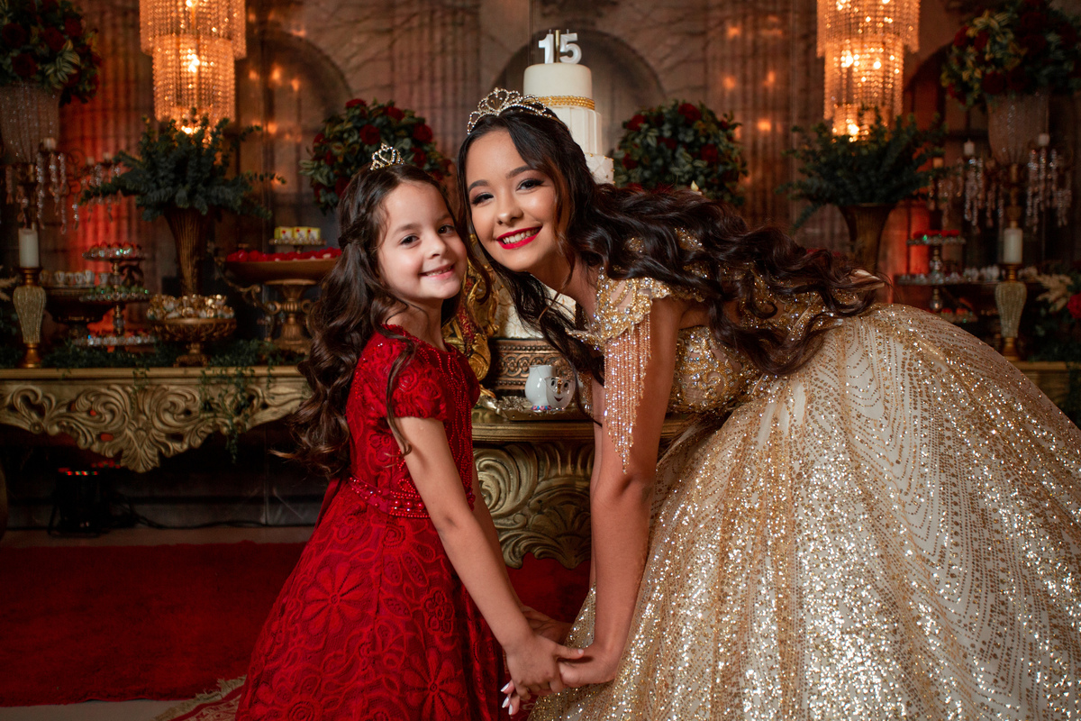 fotografia e Festa de 15 anos a Bela e a Fera, deocoração, disney, vestido de Bela, amerelo, rosas vermelhas, quinze anos, debuntante, ensaio de 15 anos, fantasia fera, balada de 15, Sítio do Cássio, Balnerario Gaivota, Sombrio, ararangua, Santa Cataria