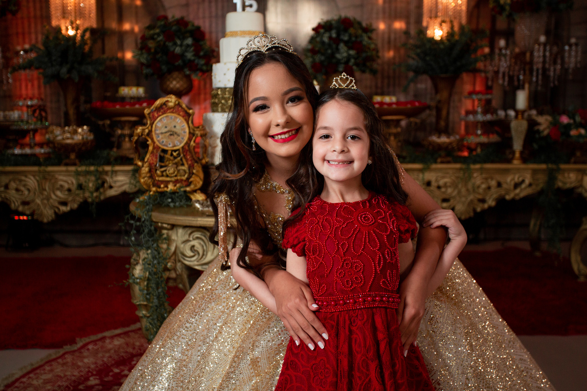 fotografia e Festa de 15 anos a Bela e a Fera, deocoração, disney, vestido de Bela, amerelo, rosas vermelhas, quinze anos, debuntante, ensaio de 15 anos, fantasia fera, balada de 15, Sítio do Cássio, Balnerario Gaivota, Sombrio, ararangua, Santa Cataria