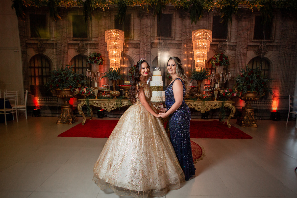 fotografia e Festa de 15 anos a Bela e a Fera, deocoração, disney, vestido de Bela, amerelo, rosas vermelhas, quinze anos, debuntante, ensaio de 15 anos, fantasia fera, balada de 15, Sítio do Cássio, Balnerario Gaivota, Sombrio, ararangua, Santa Cataria