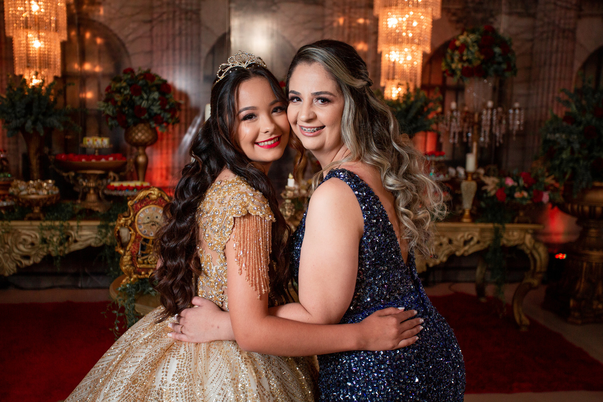 fotografia e Festa de 15 anos a Bela e a Fera, deocoração, disney, vestido de Bela, amerelo, rosas vermelhas, quinze anos, debuntante, ensaio de 15 anos, fantasia fera, balada de 15, Sítio do Cássio, Balnerario Gaivota, Sombrio, ararangua, Santa Cataria