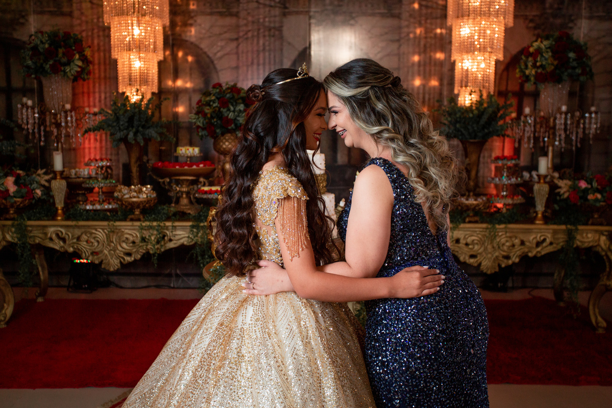 fotografia e Festa de 15 anos a Bela e a Fera, deocoração, disney, vestido de Bela, amerelo, rosas vermelhas, quinze anos, debuntante, ensaio de 15 anos, fantasia fera, balada de 15, Sítio do Cássio, Balnerario Gaivota, Sombrio, ararangua, Santa Cataria