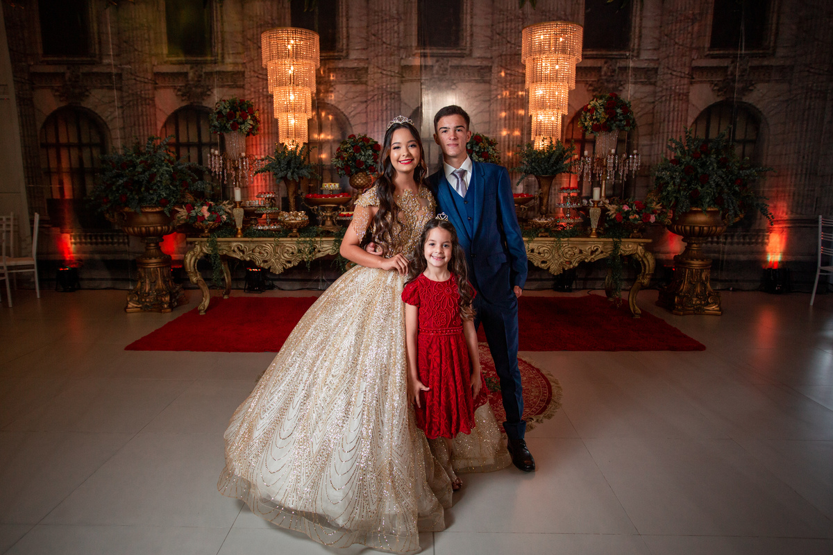 fotografia e Festa de 15 anos a Bela e a Fera, deocoração, disney, vestido de Bela, amerelo, rosas vermelhas, quinze anos, debuntante, ensaio de 15 anos, fantasia fera, balada de 15, Sítio do Cássio, Balnerario Gaivota, Sombrio, ararangua, Santa Cataria