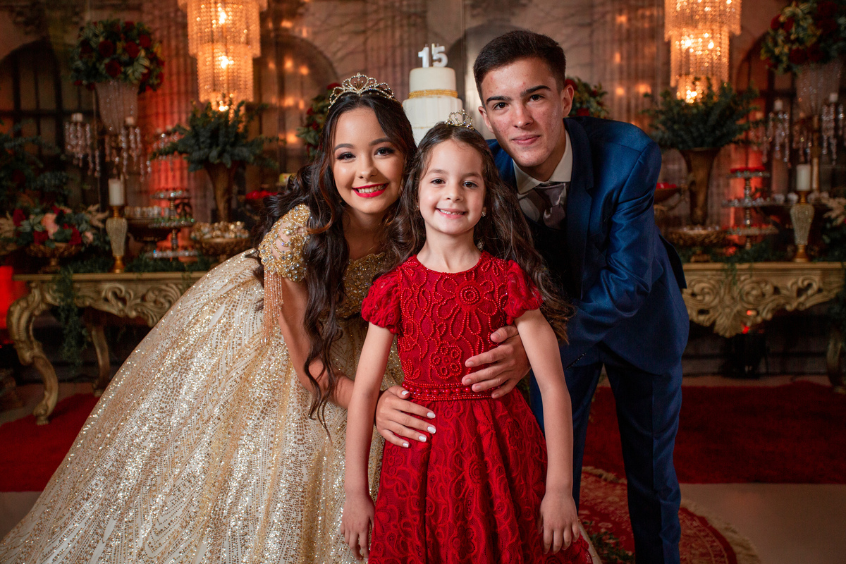 fotografia e Festa de 15 anos a Bela e a Fera, deocoração, disney, vestido de Bela, amerelo, rosas vermelhas, quinze anos, debuntante, ensaio de 15 anos, fantasia fera, balada de 15, Sítio do Cássio, Balnerario Gaivota, Sombrio, ararangua, Santa Cataria