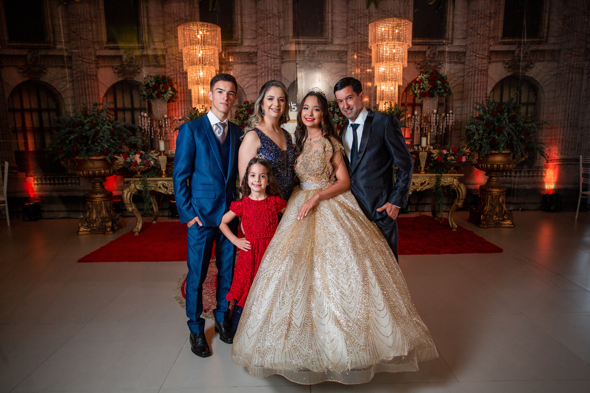 fotografia e Festa de 15 anos a Bela e a Fera, deocoração, disney, vestido de Bela, amerelo, rosas vermelhas, quinze anos, debuntante, ensaio de 15 anos, fantasia fera, balada de 15, Sítio do Cássio, Balnerario Gaivota, Sombrio, ararangua, Santa Cataria