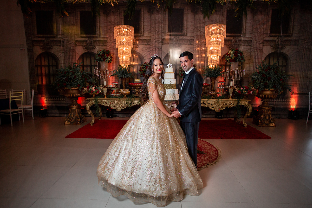 fotografia e Festa de 15 anos a Bela e a Fera, deocoração, disney, vestido de Bela, amerelo, rosas vermelhas, quinze anos, debuntante, ensaio de 15 anos, fantasia fera, balada de 15, Sítio do Cássio, Balnerario Gaivota, Sombrio, ararangua, Santa Cataria