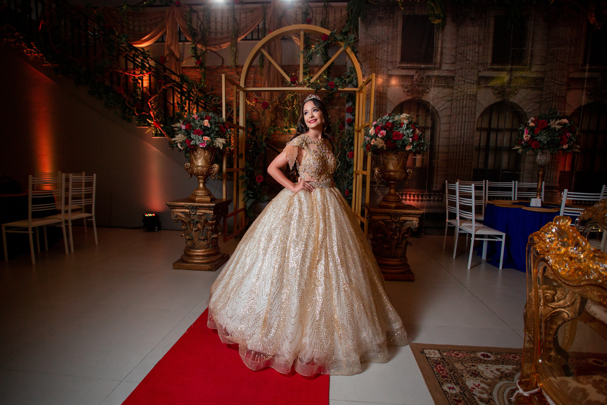 fotografia e Festa de 15 anos a Bela e a Fera, deocoração, disney, vestido de Bela, amerelo, rosas vermelhas, quinze anos, debuntante, ensaio de 15 anos, fantasia fera, balada de 15, Sítio do Cássio, Balnerario Gaivota, Sombrio, ararangua, Santa Cataria