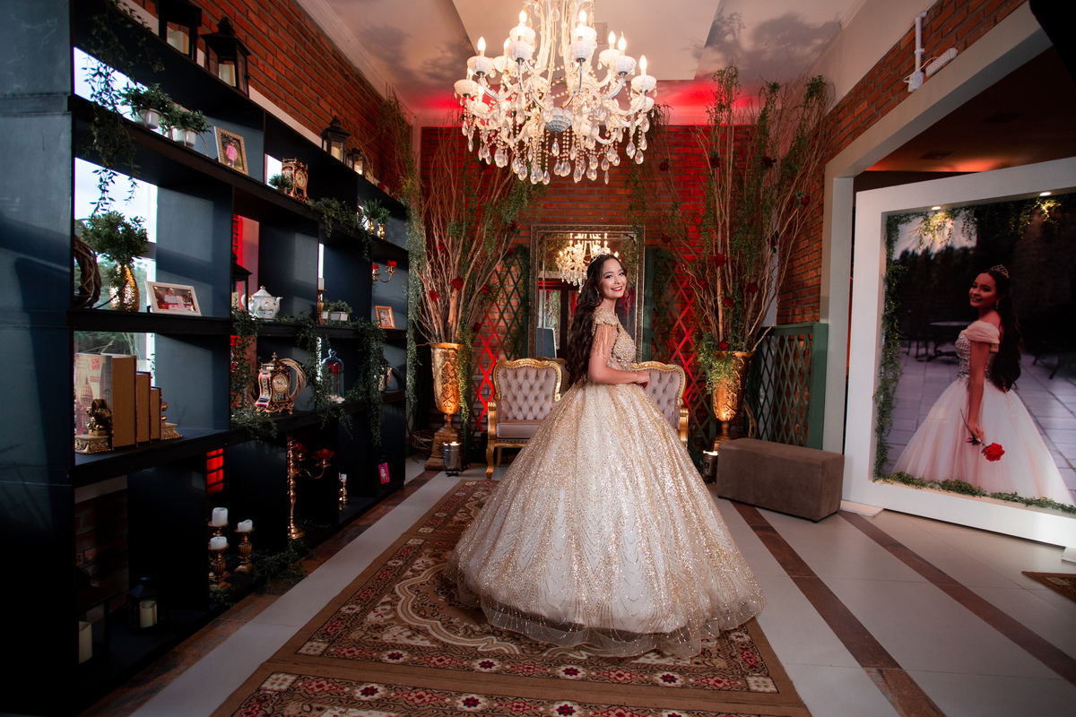 fotografia e Festa de 15 anos a Bela e a Fera, deocoração, disney, vestido de Bela, amerelo, rosas vermelhas, quinze anos, debuntante, ensaio de 15 anos, fantasia fera, balada de 15, Sítio do Cássio, Balnerario Gaivota, Sombrio, ararangua, Santa Cataria