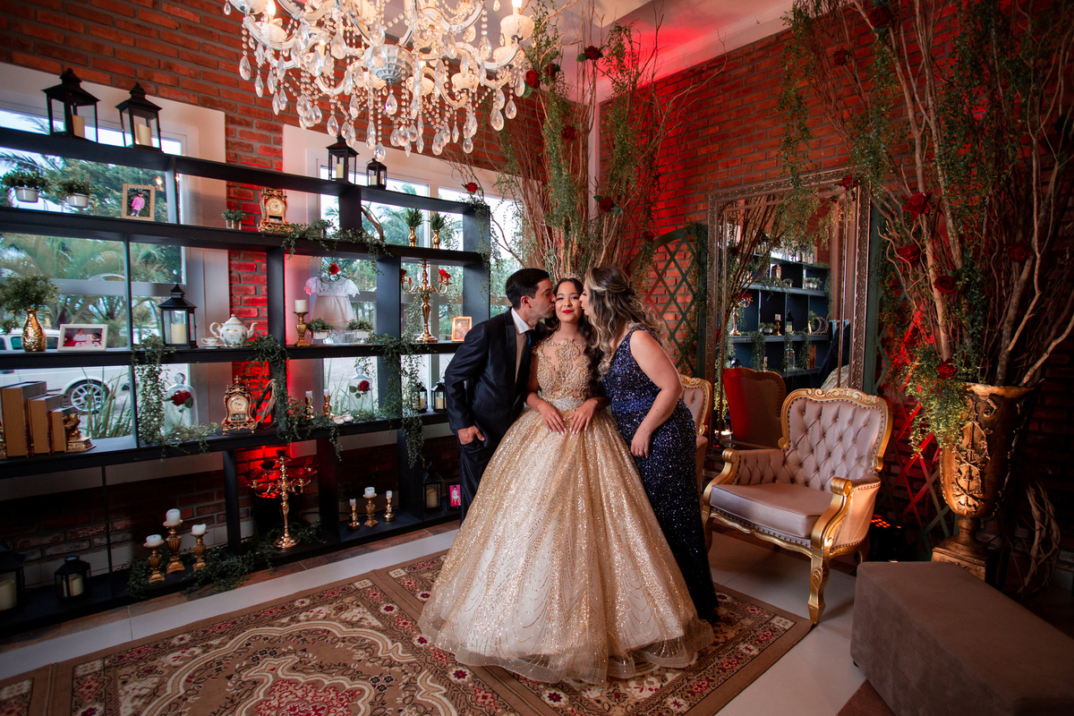 fotografia e Festa de 15 anos a Bela e a Fera, deocoração, disney, vestido de Bela, amerelo, rosas vermelhas, quinze anos, debuntante, ensaio de 15 anos, fantasia fera, balada de 15, Sítio do Cássio, Balnerario Gaivota, Sombrio, ararangua, Santa Cataria