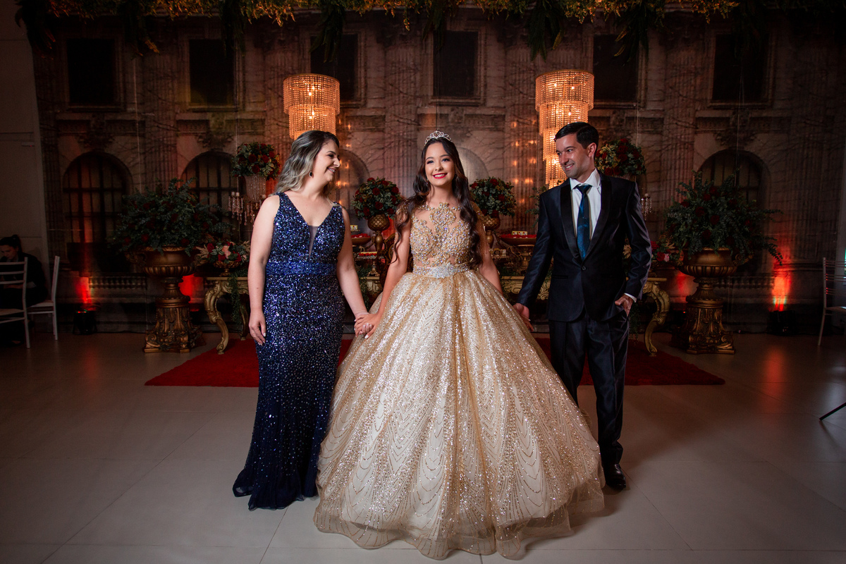 fotografia e Festa de 15 anos a Bela e a Fera, deocoração, disney, vestido de Bela, amerelo, rosas vermelhas, quinze anos, debuntante, ensaio de 15 anos, fantasia fera, balada de 15, Sítio do Cássio, Balnerario Gaivota, Sombrio, ararangua, Santa Cataria