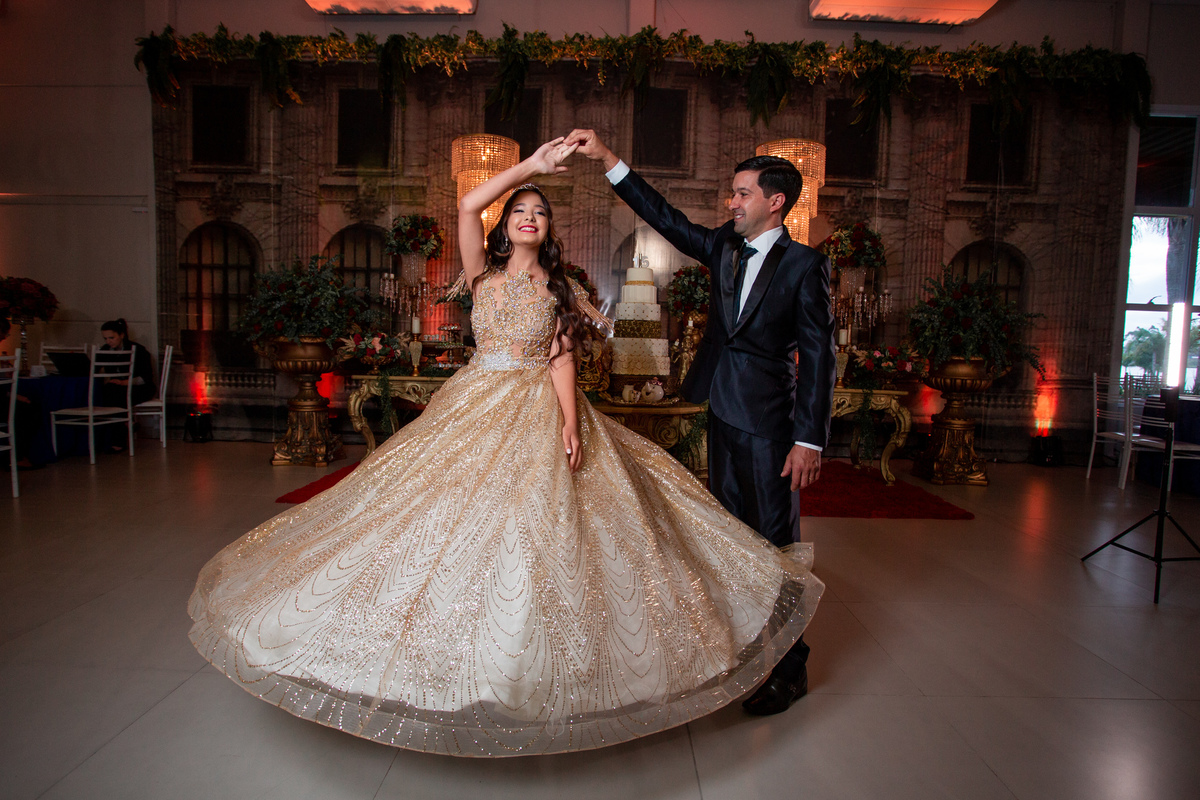 fotografia e Festa de 15 anos a Bela e a Fera, deocoração, disney, vestido de Bela, amerelo, rosas vermelhas, quinze anos, debuntante, ensaio de 15 anos, fantasia fera, balada de 15, Sítio do Cássio, Balnerario Gaivota, Sombrio, ararangua, Santa Cataria