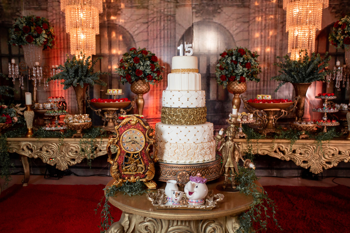 Festa de 15 anos a Bela e a Fera, deocoração, disney, vestido de Bela, amerelo, rosas vermelhas, quinze anos, debuntante, ensaio de quinze anos, 15 anos, fantasia fera, balada de 15, Sítio do Cássio, Balnerario Gaivota, Sombrio, ararangua, Santa Cataria