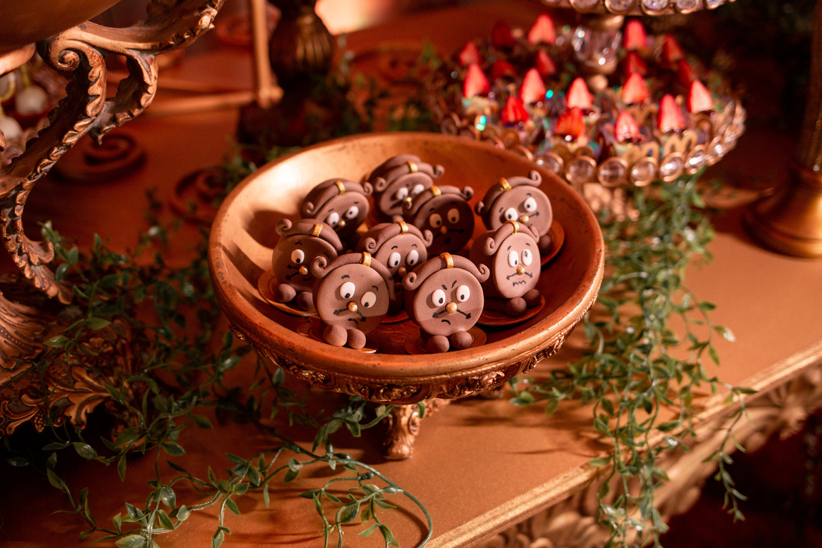 fotografia e Festa de 15 anos a Bela e a Fera, deocoração, disney, vestido de Bela, amerelo, rosas vermelhas, quinze anos, debuntante, ensaio de 15 anos, fantasia fera, balada de 15, Sítio do Cássio, Balnerario Gaivota, Sombrio, ararangua, Santa Cataria