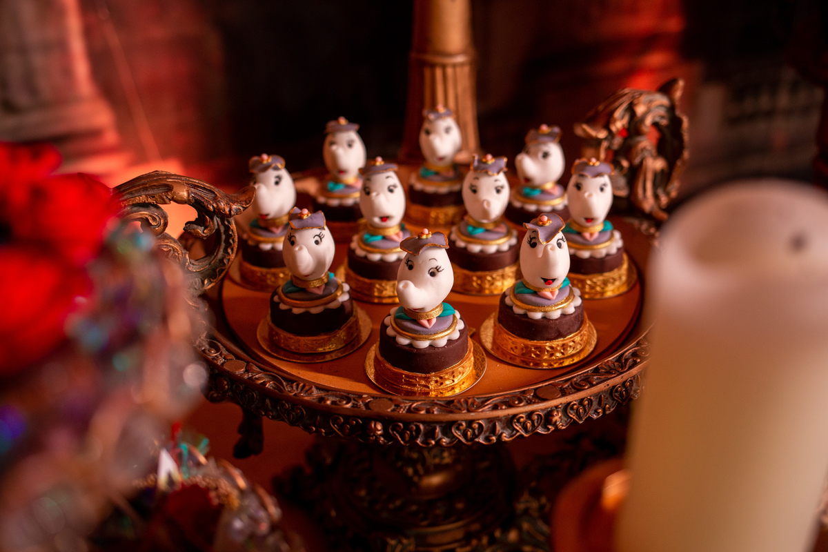 fotografia e Festa de 15 anos a Bela e a Fera, deocoração, disney, vestido de Bela, amerelo, rosas vermelhas, quinze anos, debuntante, ensaio de 15 anos, fantasia fera, balada de 15, Sítio do Cássio, Balnerario Gaivota, Sombrio, ararangua, Santa Cataria