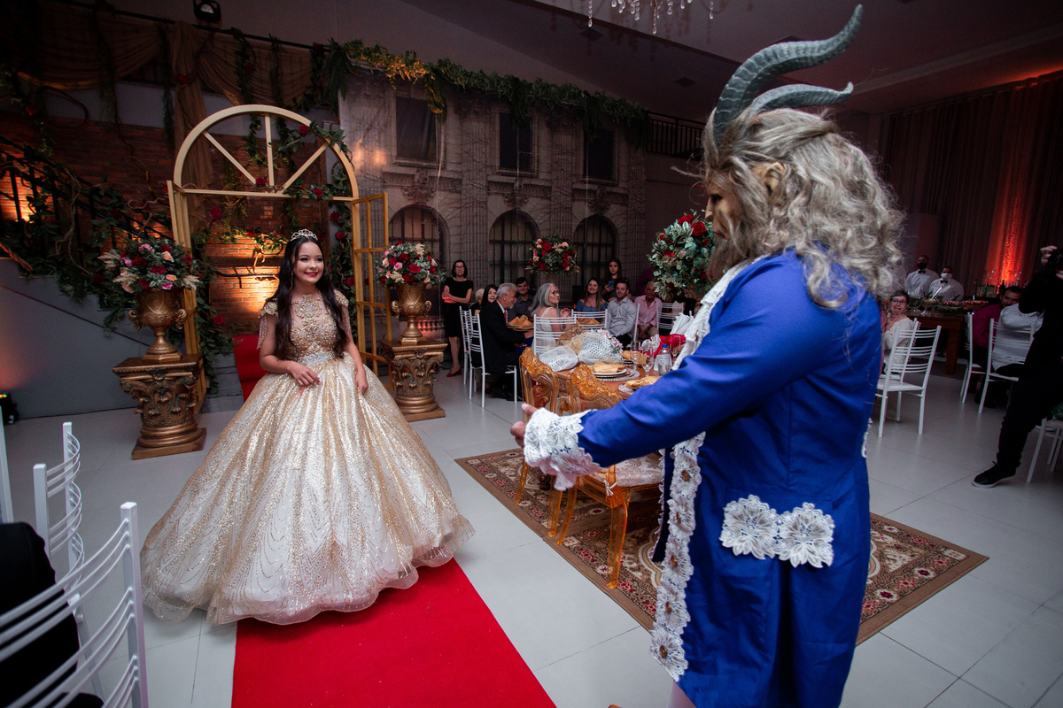 fotografia e Festa de 15 anos a Bela e a Fera, deocoração, disney, vestido de Bela, amerelo, rosas vermelhas, quinze anos, debuntante, ensaio de 15 anos, fantasia fera, balada de 15, Sítio do Cássio, Balnerario Gaivota, Sombrio, ararangua, Santa Cataria