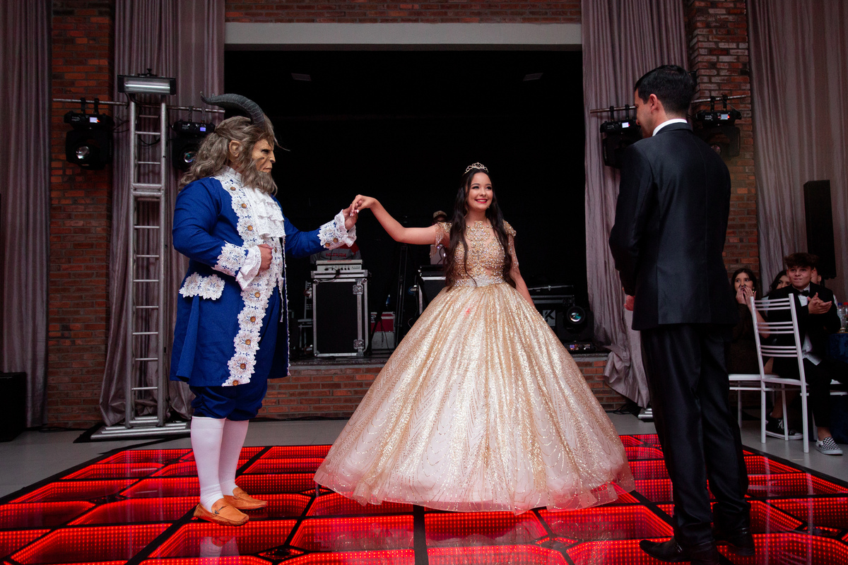 fotografia e Festa de 15 anos a Bela e a Fera, deocoração, disney, vestido de Bela, amerelo, rosas vermelhas, quinze anos, debuntante, ensaio de 15 anos, fantasia fera, balada de 15, Sítio do Cássio, Balnerario Gaivota, Sombrio, ararangua, Santa Cataria