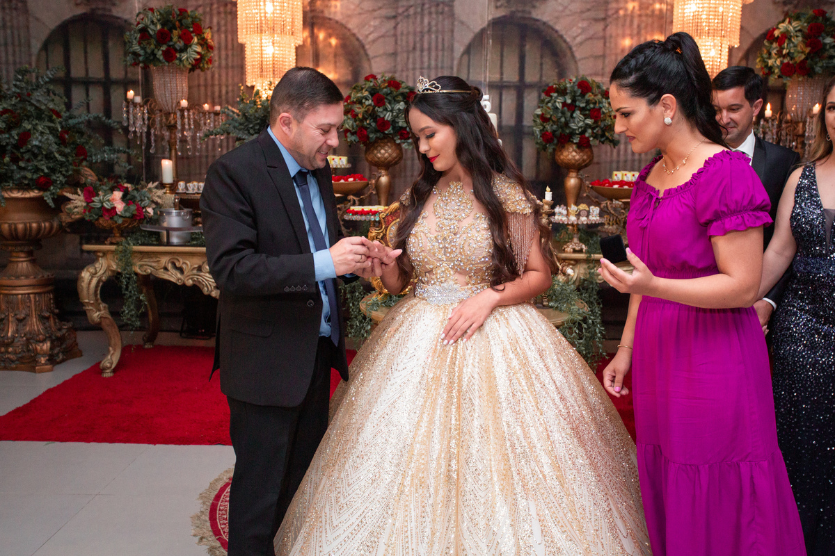 fotografia e Festa de 15 anos a Bela e a Fera, deocoração, disney, vestido de Bela, amerelo, rosas vermelhas, quinze anos, debuntante, ensaio de 15 anos, fantasia fera, balada de 15, Sítio do Cássio, Balnerario Gaivota, Sombrio, ararangua, Santa Cataria