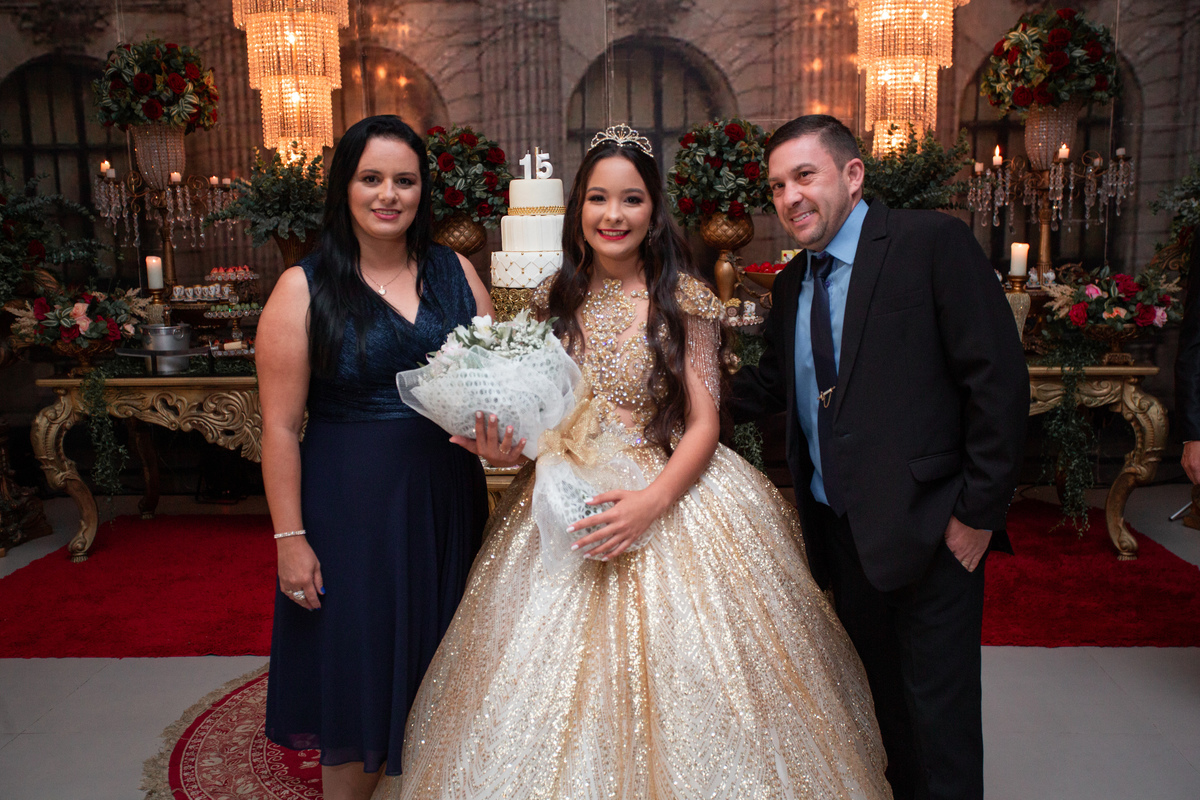 fotografia e Festa de 15 anos a Bela e a Fera, deocoração, disney, vestido de Bela, amerelo, rosas vermelhas, quinze anos, debuntante, ensaio de 15 anos, fantasia fera, balada de 15, Sítio do Cássio, Balnerario Gaivota, Sombrio, ararangua, Santa Cataria