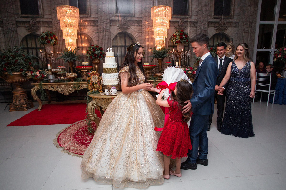 fotografia e Festa de 15 anos a Bela e a Fera, deocoração, disney, vestido de Bela, amerelo, rosas vermelhas, quinze anos, debuntante, ensaio de 15 anos, fantasia fera, balada de 15, Sítio do Cássio, Balnerario Gaivota, Sombrio, ararangua, Santa Cataria