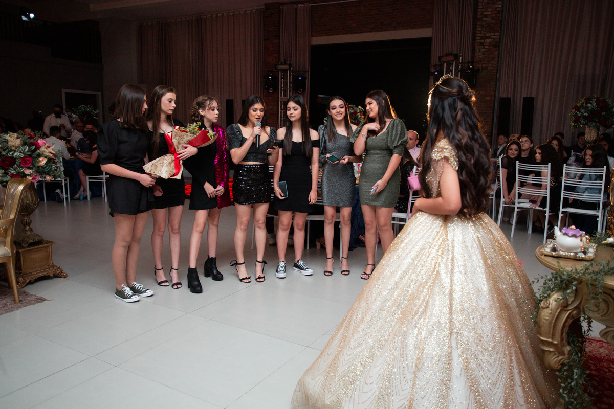 fotografia e Festa de 15 anos a Bela e a Fera, deocoração, disney, vestido de Bela, amerelo, rosas vermelhas, quinze anos, debuntante, ensaio de 15 anos, fantasia fera, balada de 15, Sítio do Cássio, Balnerario Gaivota, Sombrio, ararangua, Santa Cataria