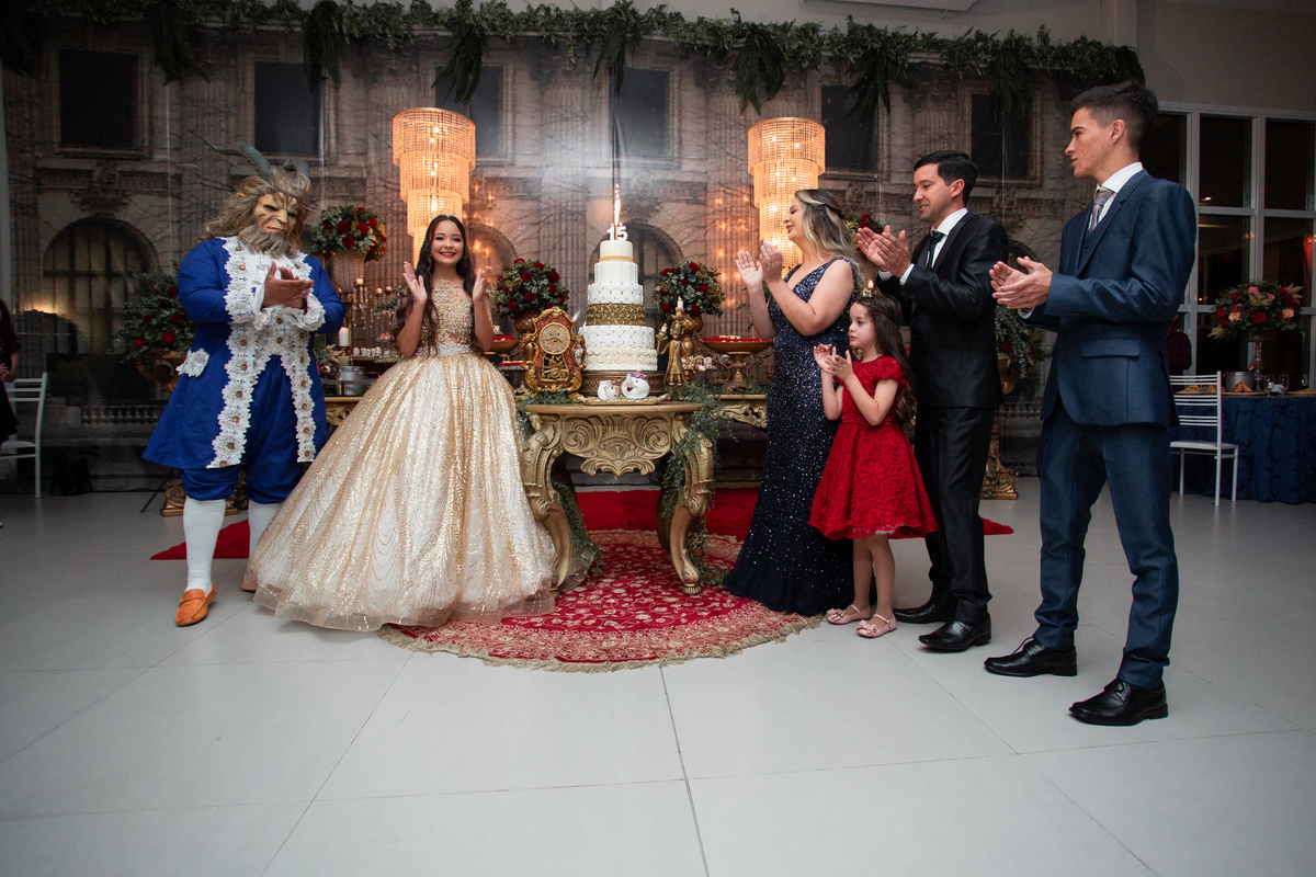 fotografia e Festa de 15 anos a Bela e a Fera, deocoração, disney, vestido de Bela, amerelo, rosas vermelhas, quinze anos, debuntante, ensaio de 15 anos, fantasia fera, balada de 15, Sítio do Cássio, Balnerario Gaivota, Sombrio, ararangua, Santa Cataria