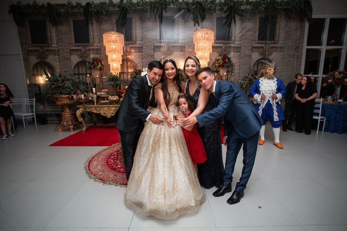 fotografia e Festa de 15 anos a Bela e a Fera, deocoração, disney, vestido de Bela, amerelo, rosas vermelhas, quinze anos, debuntante, ensaio de 15 anos, fantasia fera, balada de 15, Sítio do Cássio, Balnerario Gaivota, Sombrio, ararangua, Santa Cataria