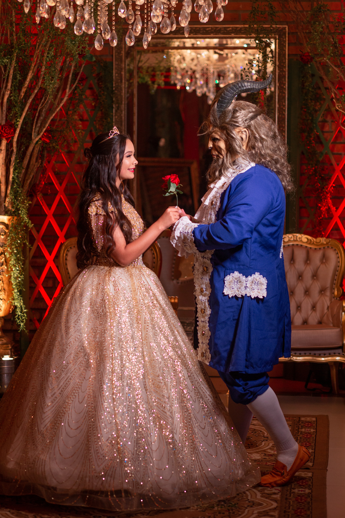 fotografia e Festa de 15 anos a Bela e a Fera, deocoração, disney, vestido de Bela, amerelo, rosas vermelhas, quinze anos, debuntante, ensaio de 15 anos, fantasia fera, balada de 15, Sítio do Cássio, Balnerario Gaivota, Sombrio, ararangua, Santa Cataria