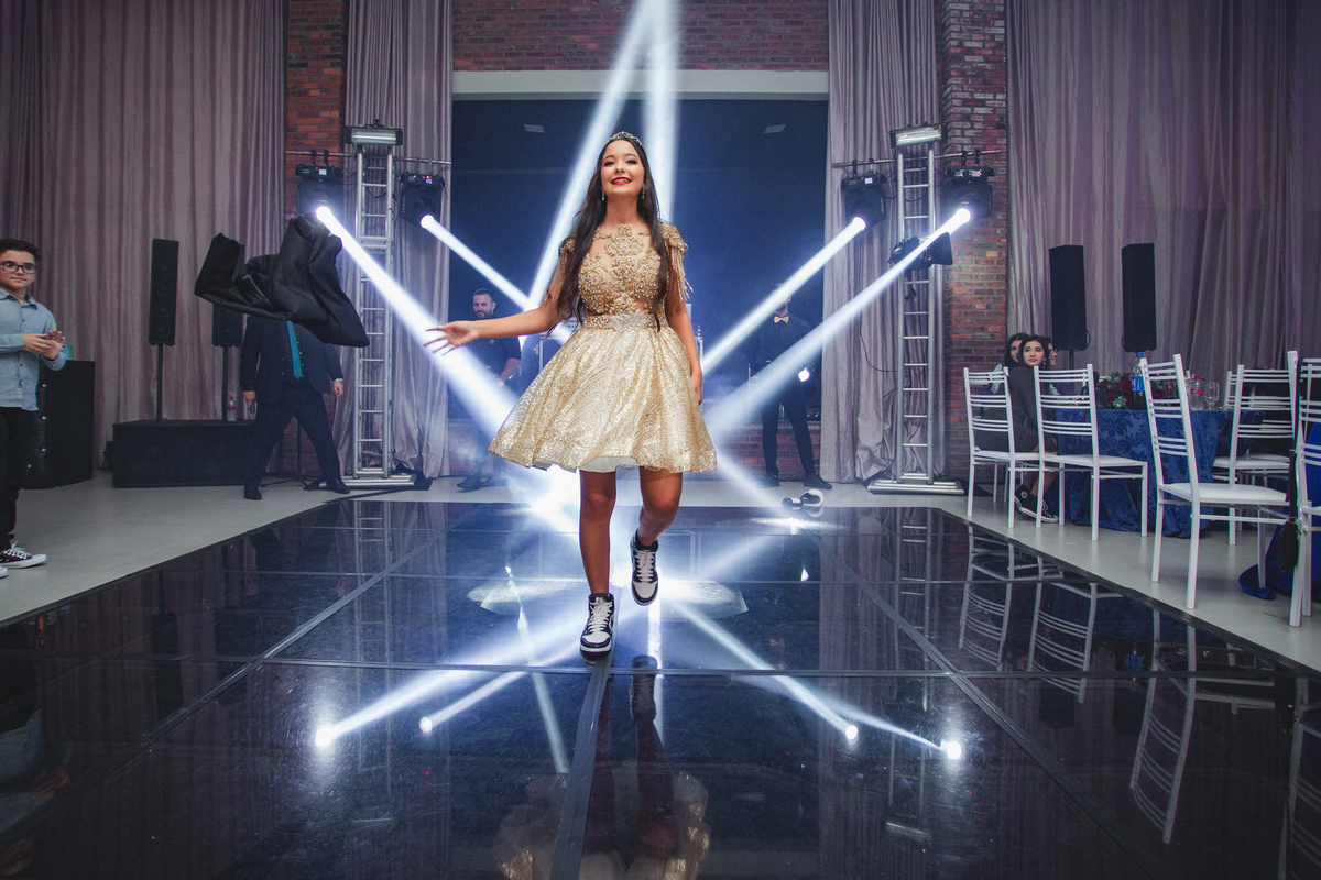 fotografia e Festa de 15 anos a Bela e a Fera, deocoração, disney, vestido de Bela, amerelo, rosas vermelhas, quinze anos, debuntante, ensaio de 15 anos, fantasia fera, balada de 15, Sítio do Cássio, Balnerario Gaivota, Sombrio, ararangua, Santa Cataria