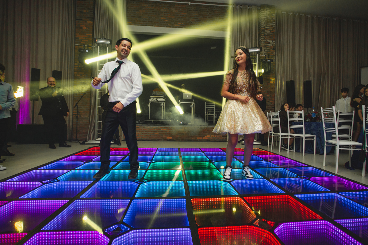 fotografia e Festa de 15 anos a Bela e a Fera, deocoração, disney, vestido de Bela, amerelo, rosas vermelhas, quinze anos, debuntante, ensaio de 15 anos, fantasia fera, balada de 15, Sítio do Cássio, Balnerario Gaivota, Sombrio, ararangua, Santa Cataria