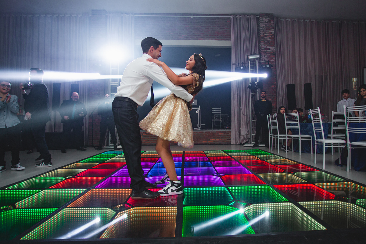 fotografia e Festa de 15 anos a Bela e a Fera, deocoração, disney, vestido de Bela, amerelo, rosas vermelhas, quinze anos, debuntante, ensaio de 15 anos, fantasia fera, balada de 15, Sítio do Cássio, Balnerario Gaivota, Sombrio, ararangua, Santa Cataria