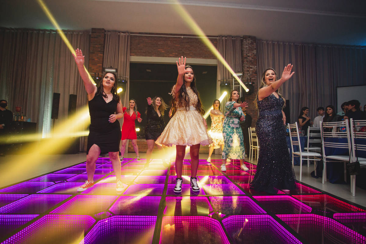 fotografia e Festa de 15 anos a Bela e a Fera, deocoração, disney, vestido de Bela, amerelo, rosas vermelhas, quinze anos, debuntante, ensaio de 15 anos, fantasia fera, balada de 15, Sítio do Cássio, Balnerario Gaivota, Sombrio, ararangua, Santa Cataria